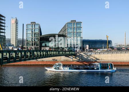 Pont Gustav Heinemann et gare centrale de Berlin, Allemagne. Banque D'Images