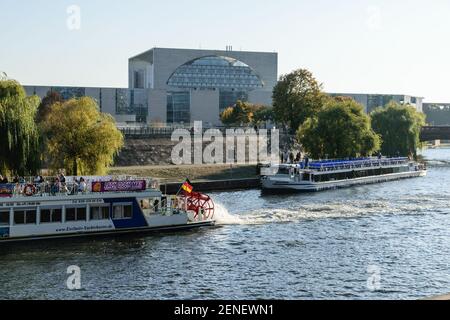 Vue sur le Bundeskanzleramt sur la Spree à Berlin Banque D'Images