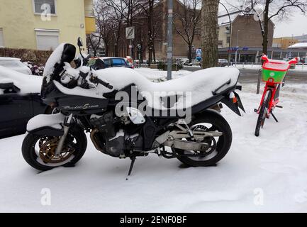 Neige poudreuse, motos et vélos électriques à Berlin Banque D'Images