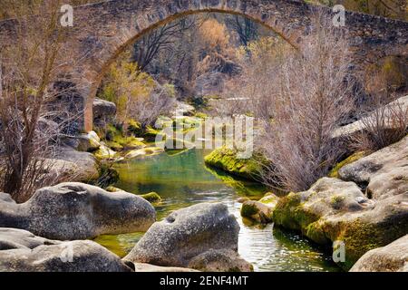 Vue sur les piscines que la rivière Merles présente sous le pont gothique médiéval de Sta. Maria de Merles, Catalogne, Espagne Banque D'Images