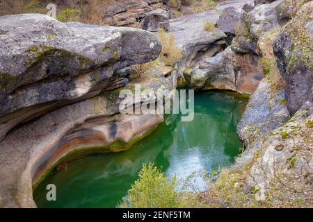 Vue détaillée de la piscine des heures de Rio Merles dans laquelle nous pouvons apprécier l'usure sur ses rochers. STA. Maria de Merles, Catalogne, Espagne Banque D'Images