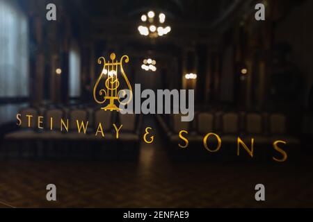 Lviv, Ukraine - 12 juin 2020 : logo Steinway & Sons sur pianoforte noir Banque D'Images