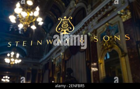 Lviv, Ukraine - 12 juin 2020 : logo Steinway & Sons sur pianoforte noir Banque D'Images