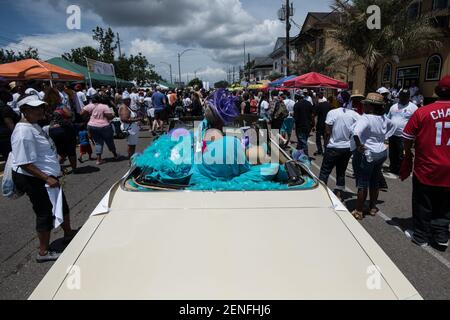 New Orleans social Aid and Pleasure Club second Line (Secondline) Parade danseurs sur second Line dimanche. La Nouvelle-Orléans, Louisiane, États-Unis. Banque D'Images