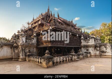 Monastère de Shwenandaw situé à Mandalay, birmanie Banque D'Images