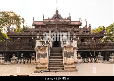 Monastère de Shwenandaw situé à Mandalay, birmanie Banque D'Images