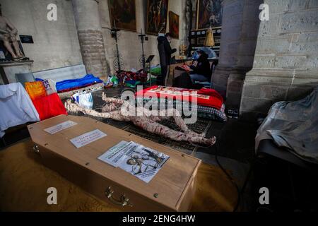 Depuis environ 3 semaines, plus d'une centaine de personnes sans papiers (hommes, femmes, enfants) occupent l'Église du Béguinage dans la capitale belge. Issus de milieux différents, la plupart d'entre eux sont en Belgique depuis de nombreuses années. Cette action a conduit à la création de plusieurs collectifs et avec l'accord du prêtre paroissial pour ouvrir un dialogue avec les autorités afin de trouver des solutions pour ces personnes dans une situation précaire, en particulier en temps de crise sanitaire. Banque D'Images