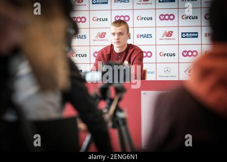 Standard Hugo Siquet photographié lors d'une conférence de presse de l'équipe belge de football Standard de Liège, vendredi 26 février 2021 à Liège, devant leur u Banque D'Images