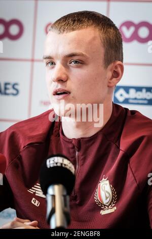 Standard Hugo Siquet photographié lors d'une conférence de presse de l'équipe belge de football Standard de Liège, vendredi 26 février 2021 à Liège, devant leur u Banque D'Images