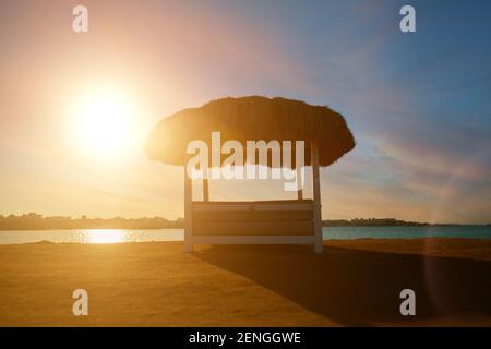 Cabana sur une plage de sable lors d'une soirée colorée à Red Mer Banque D'Images