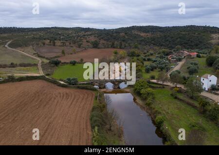 Vue aérienne par drone d'un ancien pont en pierre historique à Idanha a velha, Portugal Banque D'Images