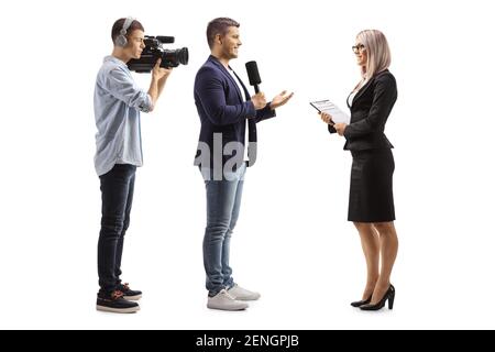 Prise de vue en coupe d'un caméraman et d'un journaliste interview d'une femme d'affaires isolée sur fond blanc Banque D'Images