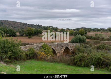 Ancien pont en pierre historique à Idanha a velha, Portugal Banque D'Images