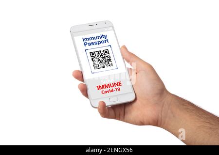 Passeport numérique de santé immunitaire sur téléphone mobile, coronavirus et concept d'immunité. Contrôle aux frontières, covid19 concept de vaccination. Homme tenant un smartphon Banque D'Images
