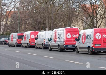 dpd Paketdienst Lieferfahrzeuge auf der Hermannstrasse, Neukoelln, Berlin, Allemagne Banque D'Images