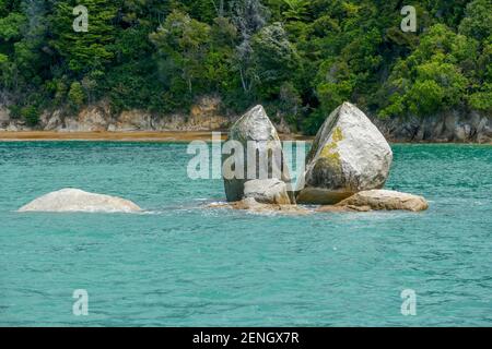 Split Apple Rock au parc national d'Abel Tasman dans Nouvelle-Zélande Banque D'Images