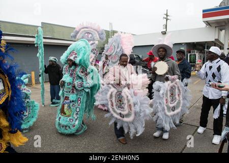 Black Masking Indians (mardi gras Indians), ornés de costumes à plumes vibrantes, chantent et chantent pendant le Super Sunday du centre-ville à la Nouvelle-Orléans. Banque D'Images