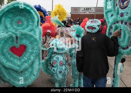 Black Masking Indians (mardi gras Indians), ornés de costumes à plumes vibrantes, chantent et chantent pendant le Super Sunday du centre-ville à la Nouvelle-Orléans. Banque D'Images