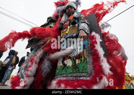 Black Masking Indians (mardi gras Indians), ornés de costumes à plumes vibrantes, chantent et chantent pendant le Super Sunday du centre-ville à la Nouvelle-Orléans. Banque D'Images