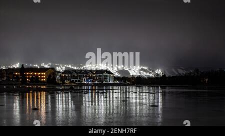 Vue sur la station de ski et le village de Blue Mountain depuis Lighthouse point, Collingwood (Ontario). Les pistes de ski sont éclairées pour le ski de nuit pour les skieurs et les snowboars Banque D'Images