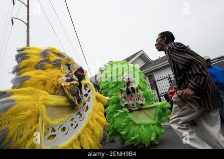 Black Masking Indians (mardi gras Indians), ornés de costumes à plumes vibrantes, chantent et chantent pendant le Super Sunday du centre-ville à la Nouvelle-Orléans. Banque D'Images