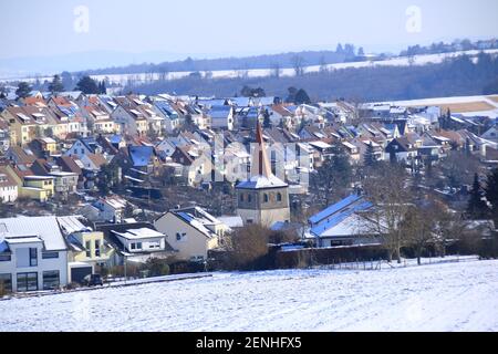 Vue sur un bâtiment avec maisons unifamiliales et multi-familiales À Weissach Banque D'Images