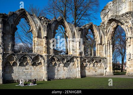 Printemps heralding à la lumière du soleil de la fin de l'hiver, Abbaye de St. Mary, ville de York, Royaume-Uni Banque D'Images