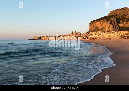 Italie, Sicile, Cefalu, la plage et surf avec Cefalu et Rocca en arrière-plan Banque D'Images