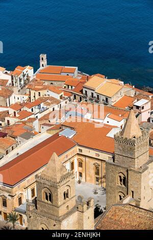 Italie,Sicile,Cefalu, une vue aérienne de la ville de Rocca montrant le labyrinthe de rues et les toits de tuiles rouges. Banque D'Images