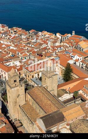 Italie,Sicile,Cefalu, une vue aérienne de la ville de Rocca montrant le labyrinthe de rues et les toits de tuiles rouges. Banque D'Images