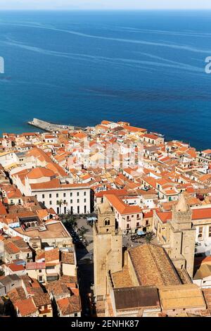 Italie,Sicile,Cefalu, une vue aérienne de la ville de Rocca montrant le labyrinthe de rues et les toits de tuiles rouges. Banque D'Images