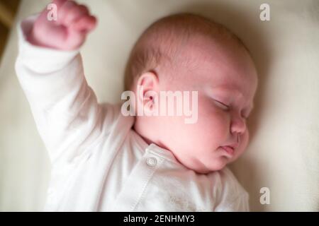 Bébé endormi dans un lit bébé et bébé grandit Banque D'Images