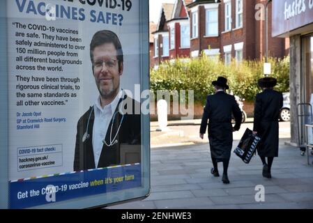 Stamford Hill, Londres, Royaume-Uni. 26 février 2021. Le peuple juif célèbre Purim à Stamford Hill, Londres. Crédit : Matthew Chattle/Alay Live News Banque D'Images