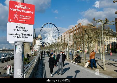 Düsseldorf, NRW Allemagne, 26 février 2021, Corona, "S'il vous plaît marcher dessus": En raison de la foule des gens le week-end dernier, la ville de Düsseldorf a imposé une interdiction sur la promenade du Rhin dans la vieille ville. Cela s'applique le vendredi de 3 h 00 à 1 h 00 et le samedi/dimanche de 10 h 00 à 1 h 00. Il est toujours de 14 h 50 le vendredi et les gens utilisent le temps sur les bancs du parc. Banque D'Images