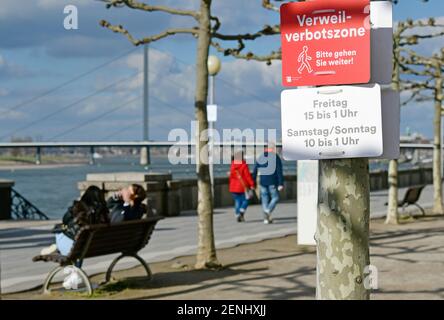 Düsseldorf, NRW Allemagne, 26 février 2021, Corona, "S'il vous plaît marcher dessus": En raison de la foule des gens le week-end dernier, la ville de Düsseldorf a imposé une interdiction sur la promenade du Rhin dans la vieille ville. Cela s'applique le vendredi de 3 h 00 à 1 h 00 et le samedi/dimanche de 10 h 00 à 1 h 00. Il est toujours de 14 h 50 le vendredi et les gens utilisent le temps sur les bancs du parc. Banque D'Images