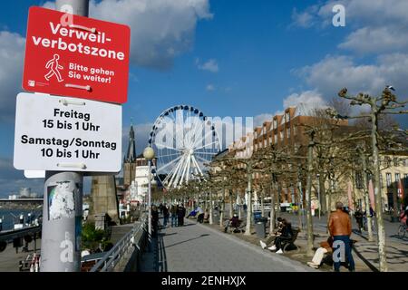 Düsseldorf, NRW Allemagne, 26 février 2021, Corona, "S'il vous plaît marcher dessus": En raison de la foule des gens le week-end dernier, la ville de Düsseldorf a imposé une interdiction sur la promenade du Rhin dans la vieille ville. Cela s'applique le vendredi de 3 h 00 à 1 h 00 et le samedi/dimanche de 10 h 00 à 1 h 00. Il est toujours de 14 h 50 le vendredi et les gens utilisent le temps sur les bancs du parc. Banque D'Images