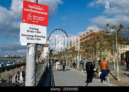 Düsseldorf, NRW Allemagne, 26 février 2021, Corona, "S'il vous plaît marcher dessus": En raison de la foule des gens le week-end dernier, la ville de Düsseldorf a imposé une interdiction sur la promenade du Rhin dans la vieille ville. Cela s'applique le vendredi de 3 h 00 à 1 h 00 et le samedi/dimanche de 10 h 00 à 1 h 00. Il est toujours de 14 h 50 le vendredi et les gens utilisent le temps sur les bancs du parc. Banque D'Images