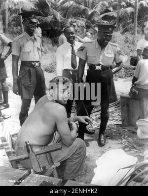 ROBERT MITCHUM sur le locaton de jeu candid à Tobago pendant le tournage de HEAVEN KNOWS, M. ALLISON 1957 réalisateur JOHN HUSTON roman Charles Shaw scénario John Lee Mahin et John Huston XX siècle Banque D'Images