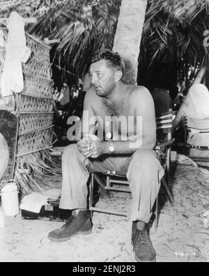 ROBERT MITCHUM sur le terrain Candid à Tobago pendant le tournage de HEAVEN KNOWS, M. ALLISON 1957 réalisateur JOHN HUSTON roman Charles Shaw scénario John Lee Mahin et John Huston XX siècle Fox Banque D'Images