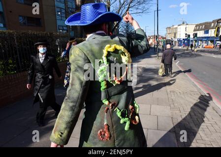 Stamford Hill, Londres, Royaume-Uni. 26 février 2021. Le peuple juif célèbre Purim à Stamford Hill, Londres. Crédit : Matthew Chattle/Alay Live News Banque D'Images