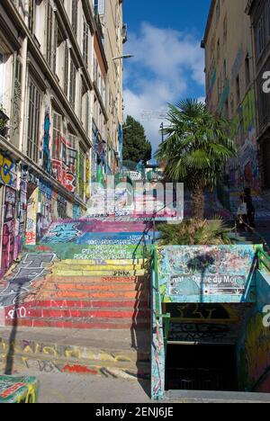 Graffiti coloré et art de la rue dans Escaliers du cours Julien, Marseille, France Banque D'Images