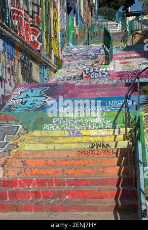 Graffiti coloré et art de la rue dans Escaliers du cours Julien, Marseille, France Banque D'Images