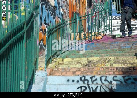 Graffiti coloré et art de la rue dans Escaliers du cours Julien, Marseille, France Banque D'Images