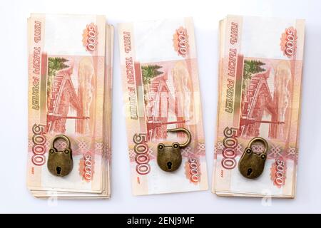 Des semaines d'argent sous clé. Stockage et contrôle des économies financières. Argent russe. 5000 roubles. Coffre-fort. Banque D'Images