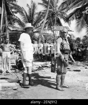 JOHN HUSTON sur le terrain Candid pendant le tournage de la scène avec le soldat japonais à Tobago pour HEAVEN KNOWS, M. ALLISON 1957 réalisateur JOHN HUSTON roman Charles Shaw scénario John Lee Mahin et John Huston XX siècle Fox Banque D'Images