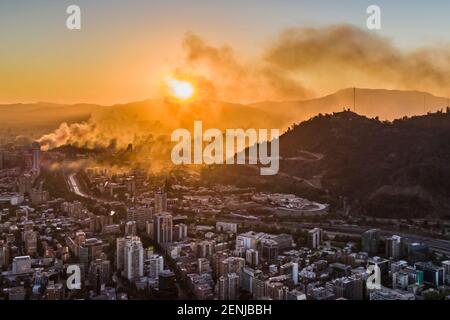 La ville de Santiago du Chili, située au milieu des Andes centrales, offre une vue imprenable sur ses montagnes et sur une ville magnifique de citylife. Une ville wi Banque D'Images