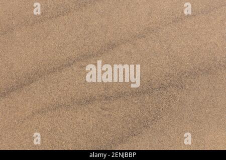 Gros plan résumé image de sable doré sur une plage avec de beaux motifs naturels. Banque D'Images