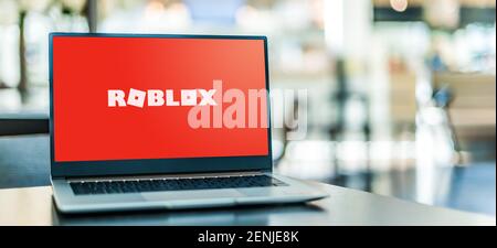 POZNAN, POL - JAN 6, 2021: Ordinateur portable affichant le logo de Roblox, une plate-forme de jeu en ligne et un système de création de jeu qui permet aux utilisateurs de programmer ga Banque D'Images