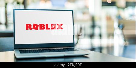 POZNAN, POL - JAN 6, 2021: Ordinateur portable affichant le logo de Roblox, une plate-forme de jeu en ligne et un système de création de jeu qui permet aux utilisateurs de programmer ga Banque D'Images