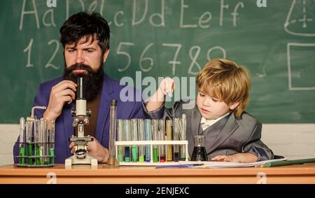 Exemple personnel et inspiration. Étudier la chimie et la biologie. Étudier est intéressant. Étudier l'activité éducative par l'expérience. J'aime étudier à l'école. Professeur et garçon en laboratoire chimique. Banque D'Images